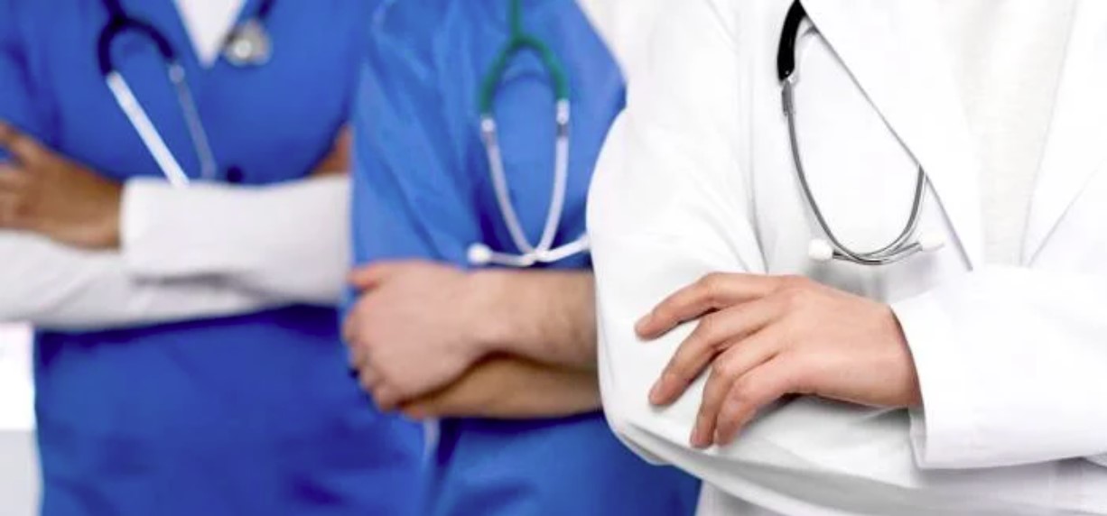 Aile Hekimleri Yeniden İş Bırakıyor: Maaş Kesintilerine ve Yönetmeliklere Tepki Çığ Gibi Büyüyor